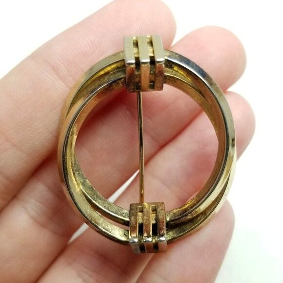 Vintage Gold Tone Circle Brooch, Minimal Modern Design, Unisex Twist, Estate - Picture 1 of 6